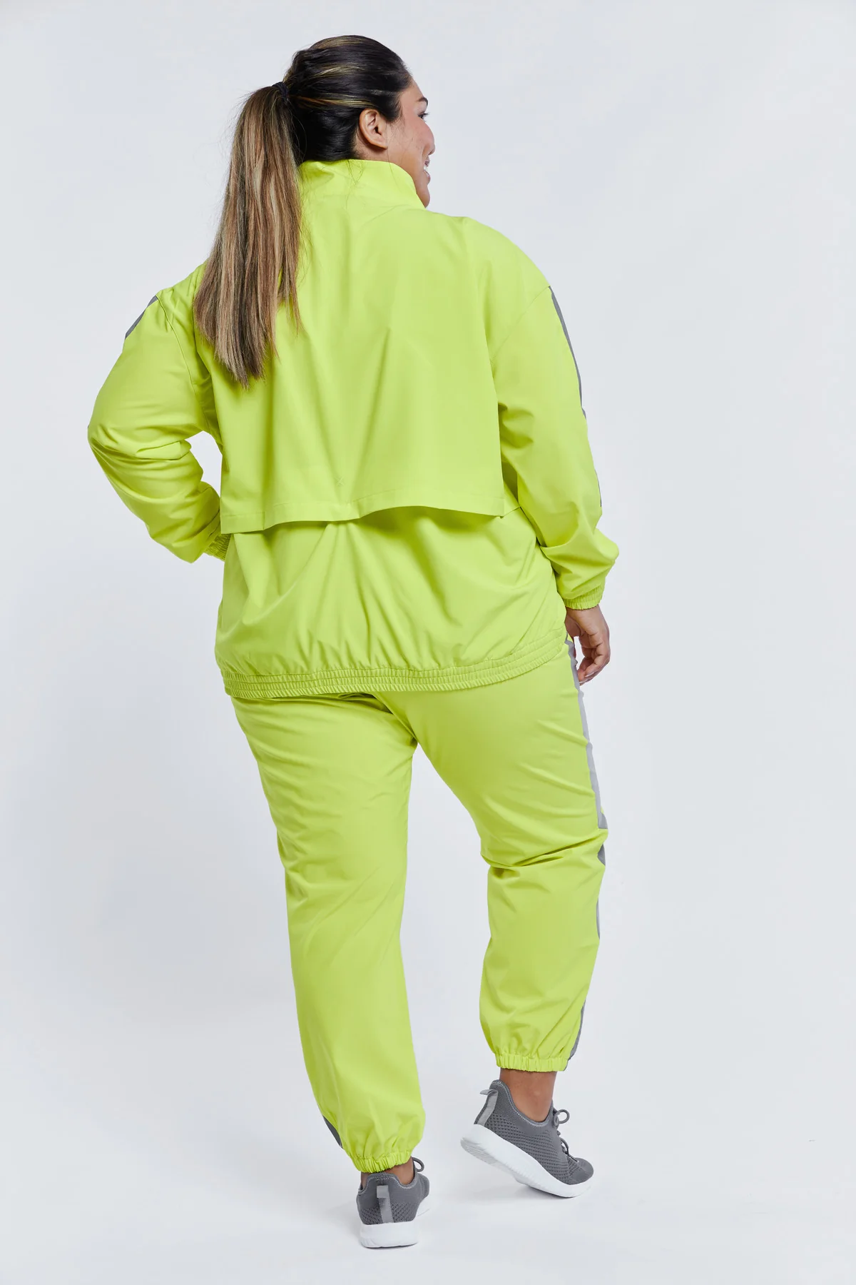1637-summit-windbreaker-limelight-1.webp